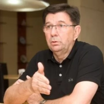 Capello cuestionó fuerte al dirigente bodeguero mendocino que puso reparos al uso del agua en la minería Capello cuestionó fuerte al dirigente bodeguero mendocino que puso reparos al uso del agua en la minería