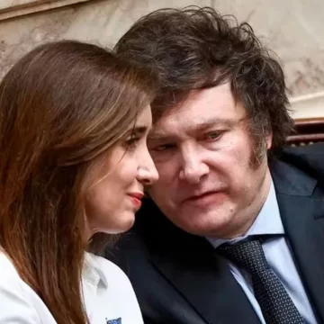 Luego de su paso por Francia, Javier Milei se presenta en La Rural y se reencuentra con Victoria Villarruel