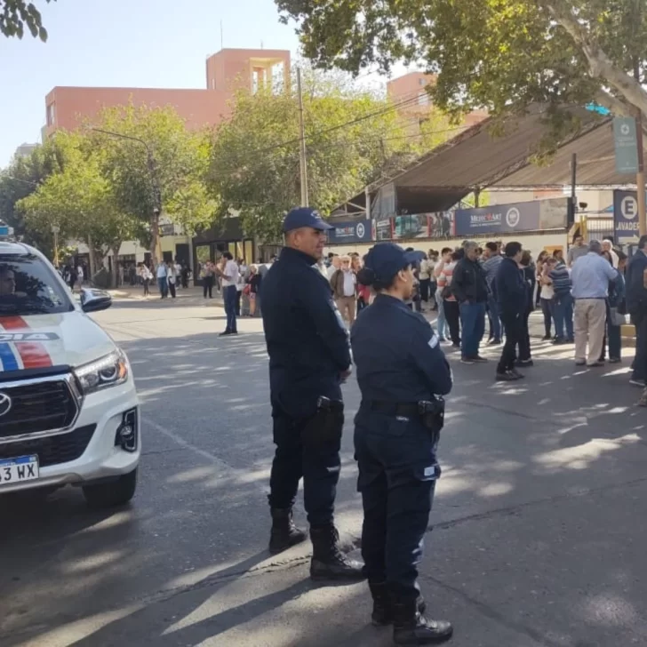Confirman que hubo amenazas simultáneas en tres edificios del Estado: “Tenemos identificados los números” Confirman que hubo amenazas simultáneas en tres edificios del Estado: “Tenemos identificados los números”