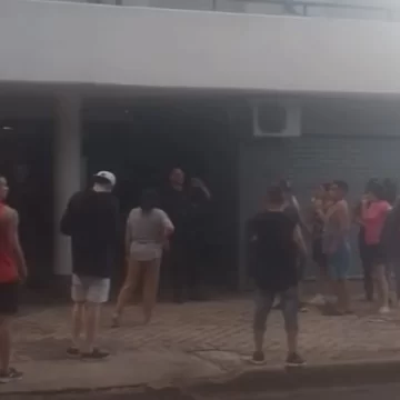 Rosario: dos delincuentes encapuchados balearon el frente de un edificio y dejaron una amenaza Rosario: dos delincuentes encapuchados balearon el frente de un edificio y dejaron una amenaza