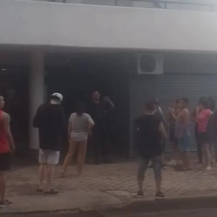 Rosario: dos delincuentes encapuchados balearon el frente de un edificio y dejaron una amenaza
