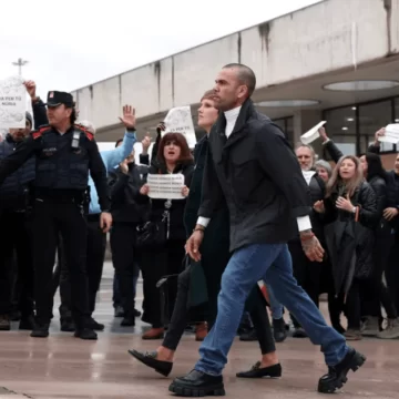 Dani Alves ya está en libertad tras pagar la fianza de un millón de euros Dani Alves ya está en libertad tras pagar la fianza de un millón de euros