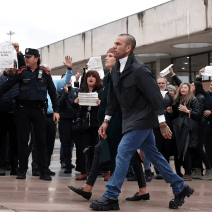 Dani Alves ya está en libertad tras pagar la fianza de un millón de euros Dani Alves ya está en libertad tras pagar la fianza de un millón de euros