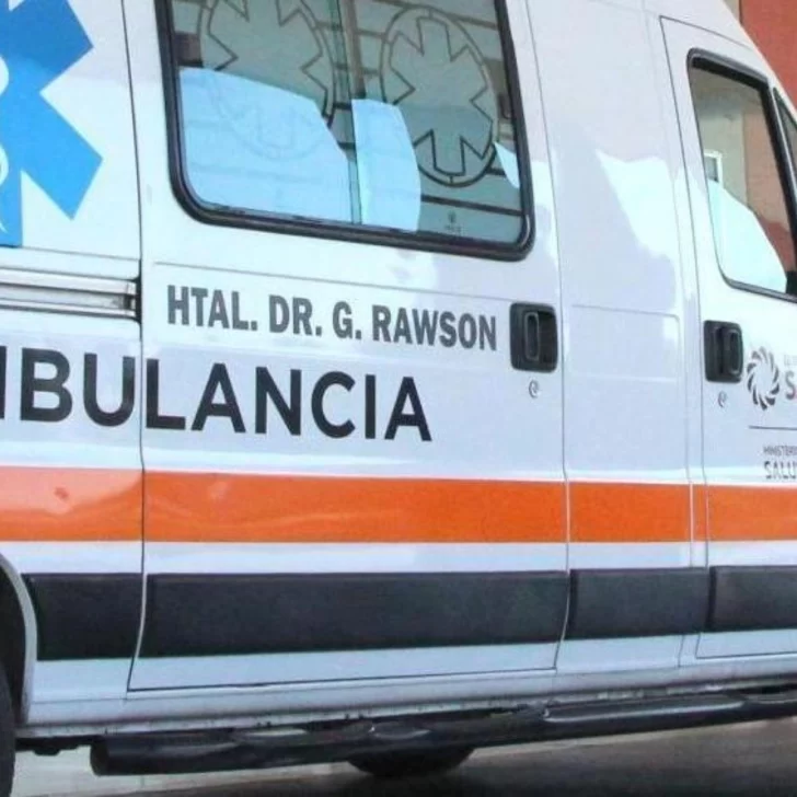 En Trinidad: una camioneta volcó y chocó a un auto que estaba exhibido en una agencia