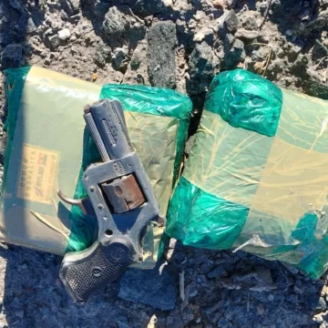 Lo fueron a buscar por golpear a su pareja y le hallaron un arma de fuego, proyectiles y marihuana Lo fueron a buscar por golpear a su pareja y le hallaron un arma de fuego, proyectiles y marihuana