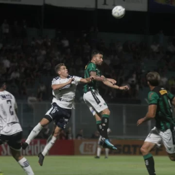 San Martín sufrió una goleada inesperada en Concepción y puso en jaque su liderazgo San Martín sufrió una goleada inesperada en Concepción y puso en jaque su liderazgo