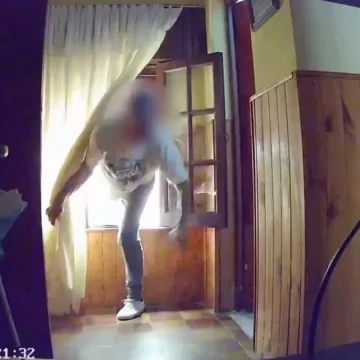 Puso una cámara oculta en la casa de sus padres y descubrió que su pareja les robaba Puso una cámara oculta en la casa de sus padres y descubrió que su pareja les robaba