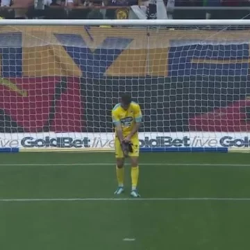 Un árbitro reanudó el partido pero faltaba uno de los arqueros: “Esto no lo vi nunca” Un árbitro reanudó el partido pero faltaba uno de los arqueros: “Esto no lo vi nunca”