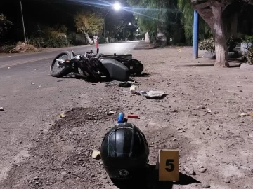 Un motociclista perdió el control, rozó un árbol y se golpeó contra el suelo: hospitalizado