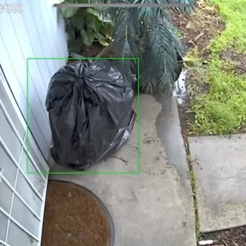 Se disfraza de bolsa de basura para robar paquetes sin que lo vean Se disfraza de bolsa de basura para robar paquetes sin que lo vean