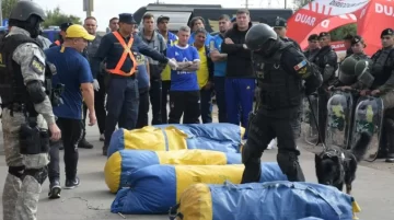 En la previa de la semifinal de Copa de la Liga: secuestraron cuatro armas de fuego en la requisa a los micros de Boca En la previa de la semifinal de Copa de la Liga: secuestraron cuatro armas de fuego en la requisa a los micros de Boca