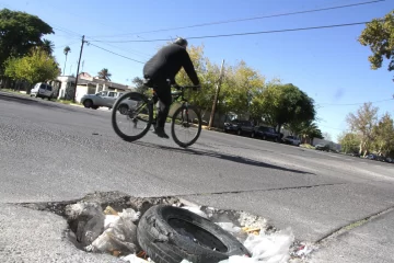 Peligro por dos pozos en una esquina clave que no duran un mes reparados Peligro por dos pozos en una esquina clave que no duran un mes reparados