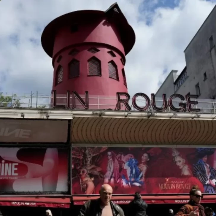 Drama en París: se desplomaron misteriosamente las aspas del mítico cabaret Moulin Rouge