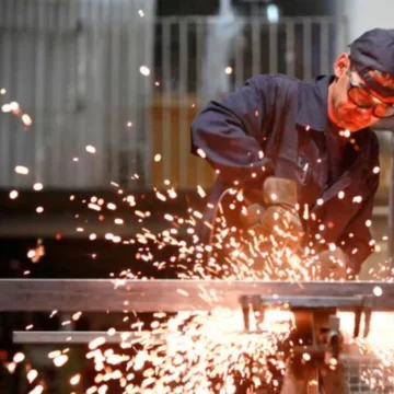 La actividad industrial cayó por noveno mes consecutivo y las empresas piden medidas para salir de la recesión