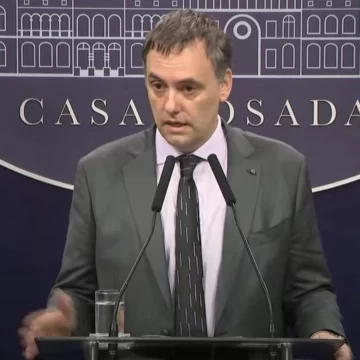 Mercados inquietos y dólar blue en alza: el Gobierno insiste en que no devaluará y que “no se va a mover” de lo que anunció Caputo