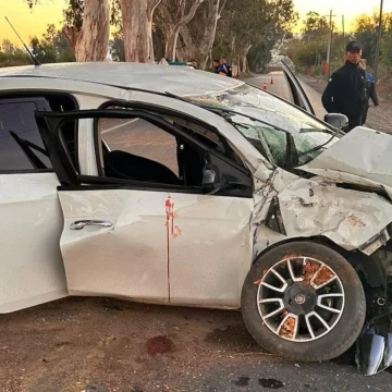 Aparatoso choque en Chimbas: una pareja al hospital y el auto destruido Aparatoso choque en Chimbas: una pareja al hospital y el auto destruido
