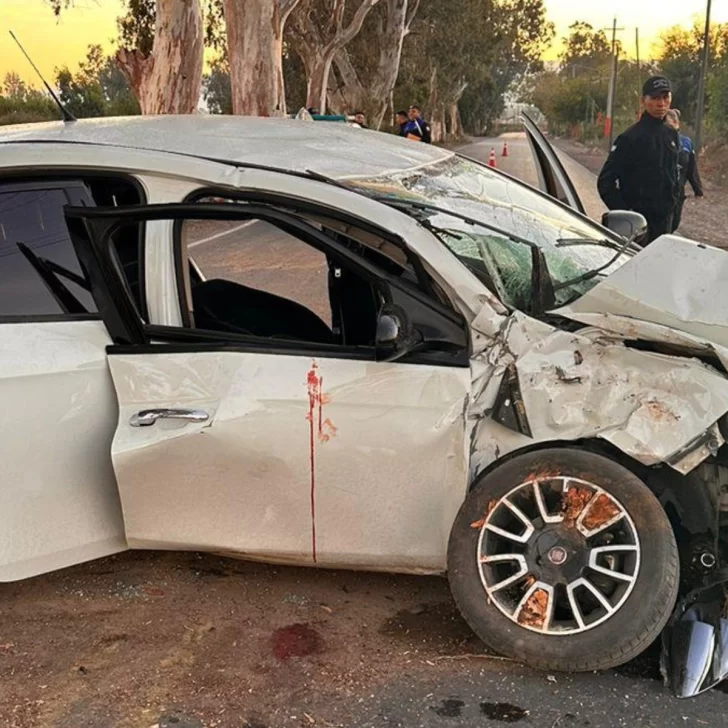 Aparatoso choque en Chimbas: una pareja al hospital y el auto destruido Aparatoso choque en Chimbas: una pareja al hospital y el auto destruido