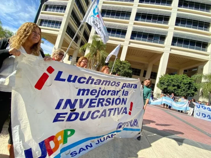 Se les descontará en los haberes de mayo a los docentes el día de adhesión al paro Se les descontará en los haberes de mayo a los docentes el día de adhesión al paro