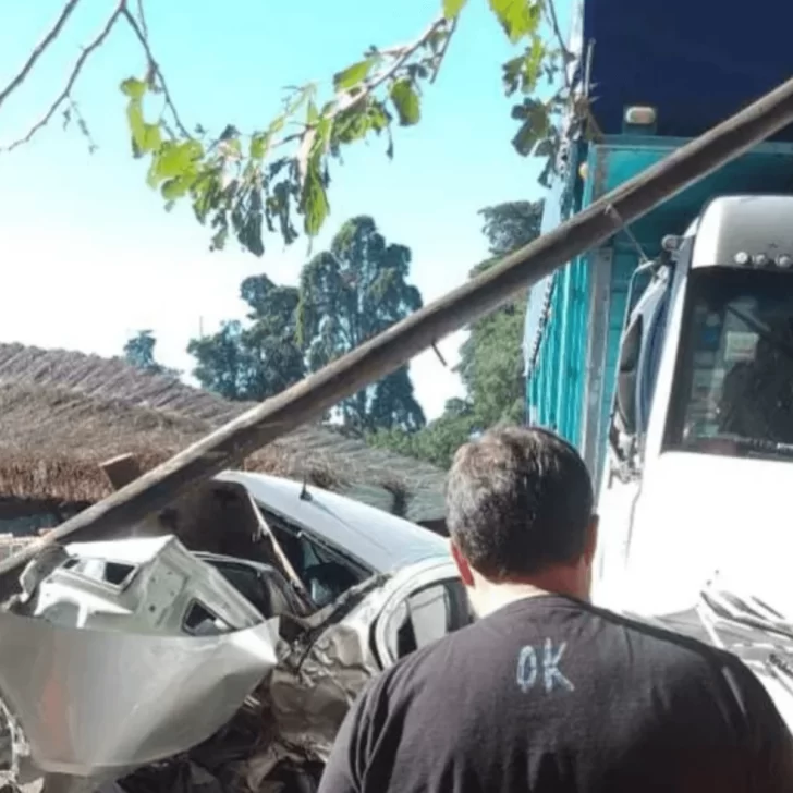 Un camión se incrustó en una parrilla: un muerto y un herido grave
