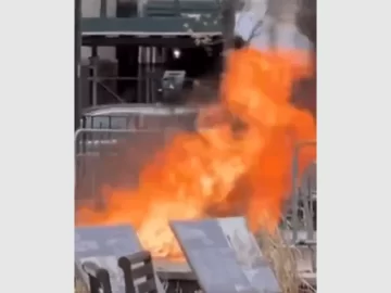 Un hombre se prendió fuego a lo bonzo frente al tribunal donde es juzgado Donald Trump Un hombre se prendió fuego a lo bonzo frente al tribunal donde es juzgado Donald Trump