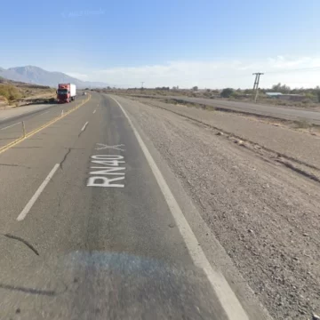 Una mujer que guiaba un auto volcó en Ruta 40 luego de pinchar una rueda Una mujer que guiaba un auto volcó en Ruta 40 luego de pinchar una rueda