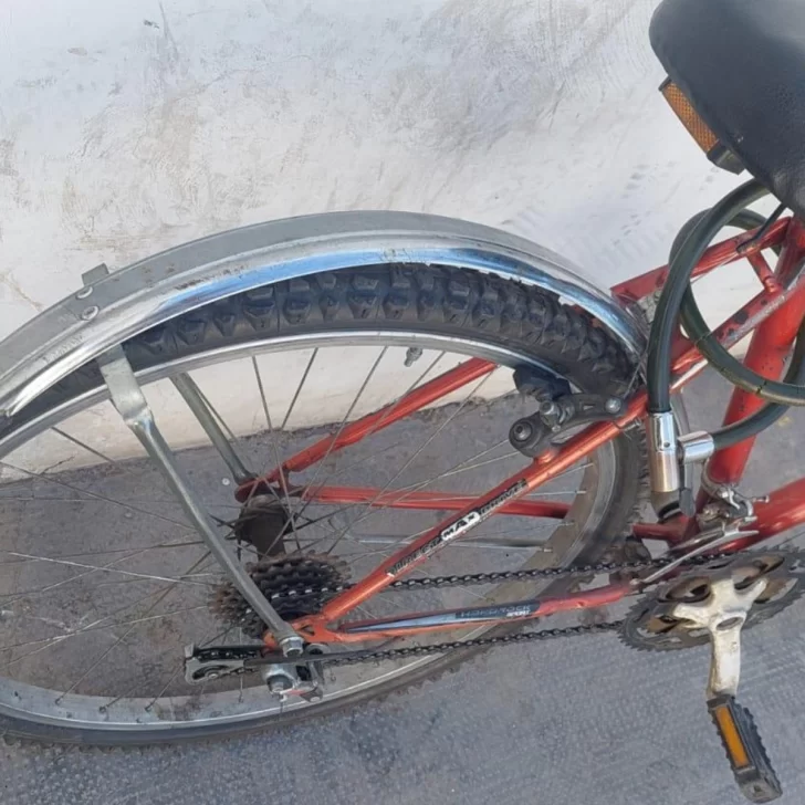 Un ciclista quedó en grave estado después de haber sido atropellado por un auto Un ciclista quedó en grave estado después de haber sido atropellado por un auto
