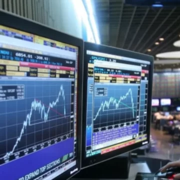 Acciones y bonos argentinos se disparan hasta 13% y riesgo país cae a mínimos de cuatro años Acciones y bonos argentinos se disparan hasta 13% y riesgo país cae a mínimos de cuatro años