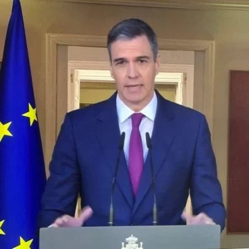 Pedro Sánchez anunció que continuará como presidente del Gobierno español