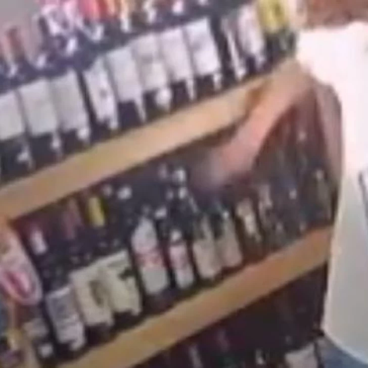 Sorprendieron a un hombre que intentó robar botellas de fernet de un supermercado