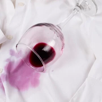 Cómo sacar de la ropa una mancha de vino