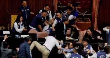 Legisladores de Taiwán, a las trompadas en plena sesión Legisladores de Taiwán, a las trompadas en plena sesión