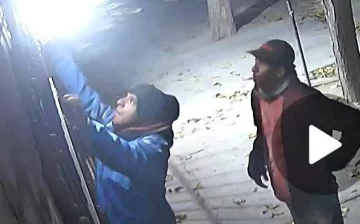 Mirá cómo dos delincuentes se roban un reflector de un populoso barrio caucetero