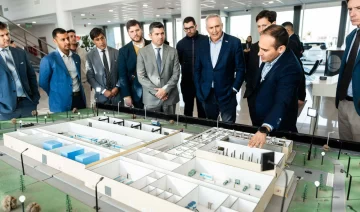 Fábrica de paneles: el embajador de EEUU quiere inaugurarla