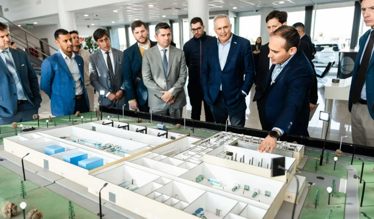 Fábrica de paneles: el embajador de EEUU quiere inaugurarla