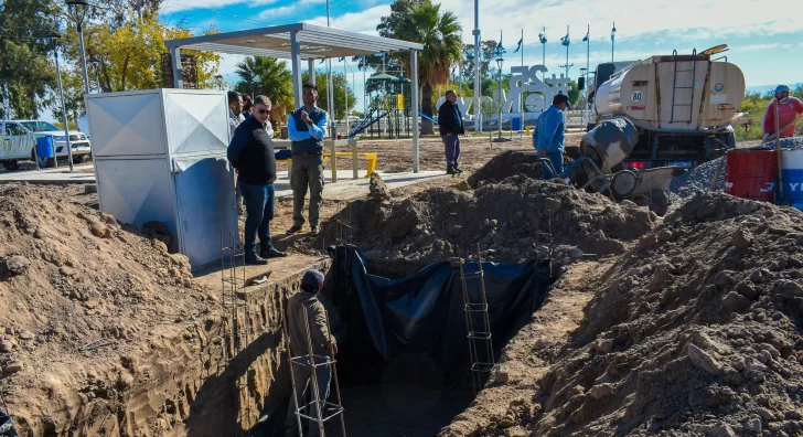 Construyen un parque hasta con anfiteatro en el ingreso a 25 de Mayo