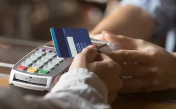 El Gobierno eliminó el tope a la tasa que los bancos pueden cobrar por refinanciar la tarjeta de crédito