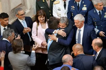 Milei festejó la inflación de abril con una imagen en la que aparece abrazando a Luis Caputo