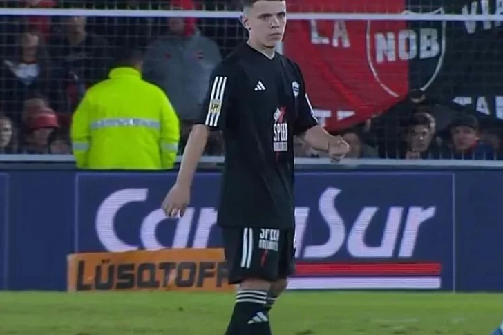 Mateo Apolonio debutó oficialmente en Riestra con solo 14 años e hizo historia