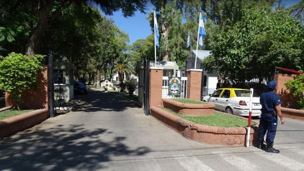 Se hunde la calle frente a la Casa de Gobierno Se hunde la calle frente a la Casa de Gobierno