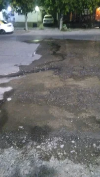 La rotura de un caño de agua provocó un gran bache y ya hubo al menos dos accidentes