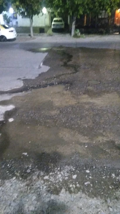 La rotura de un caño de agua provocó un gran bache y ya hubo al menos dos accidentes