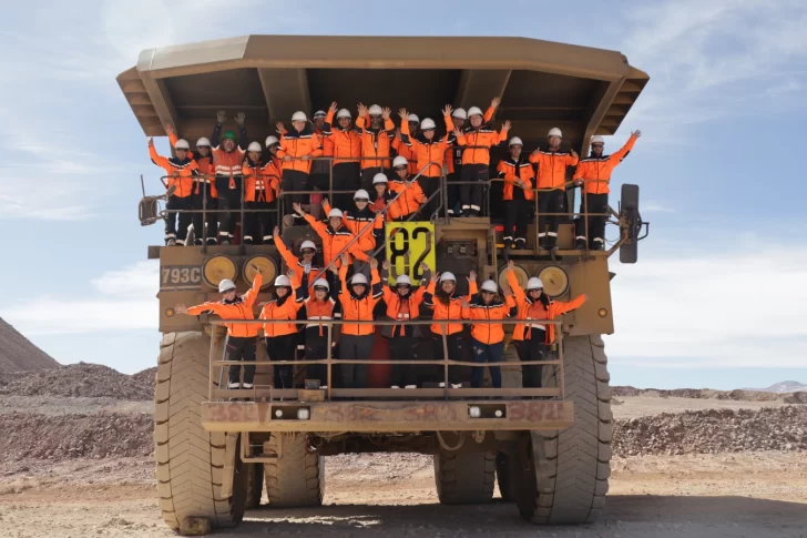 Veladero capacita mujeres para operar camiones fuera de ruta