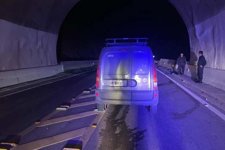 [FOTOS] Por esquivar un animal, dos mujeres se accidentaron en uno de los túneles de la Ruta 150