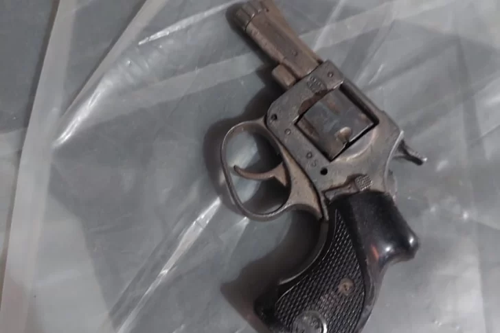 Allanan por un robo y, además de los elementos sustraídos, encuentran un revólver