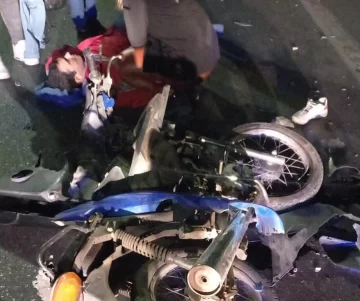Choque en Ruta 40: motociclista herido tras impactar contra un auto estacionado en la banquina
