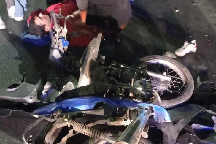 Choque en Ruta 40: motociclista herido tras impactar contra un auto estacionado en la banquina