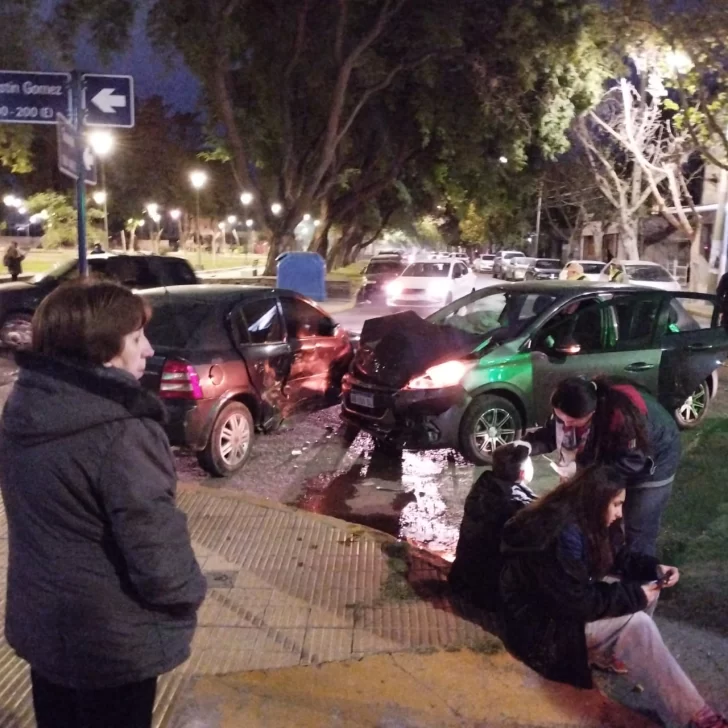 Aparatoso choque entre dos vehículos en una concurrida esquina Aparatoso choque entre dos vehículos en una concurrida esquina