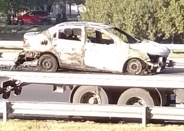 Viajaba con su hijo de 2 años y se le incendió el auto en plena Circunvalación: se salvaron de milagro Viajaba con su hijo de 2 años y se le incendió el auto en plena Circunvalación: se salvaron de milagro