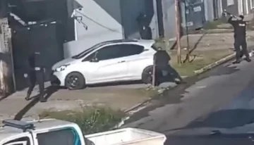 Un barrabrava de Los Andes se tiroteó con ocho policías desde la terraza de su casa Un barrabrava de Los Andes se tiroteó con ocho policías desde la terraza de su casa