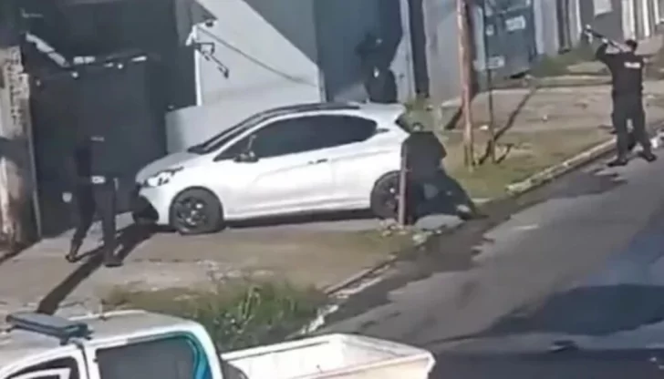 Un barrabrava de Los Andes se tiroteó con ocho policías desde la terraza de su casa Un barrabrava de Los Andes se tiroteó con ocho policías desde la terraza de su casa